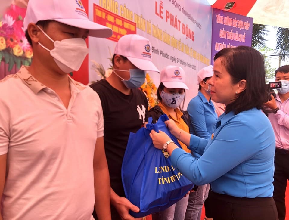 Liên đoàn Lao động tỉnh Bình Phước trao hỗ trợ cho công nhân khó khăn.