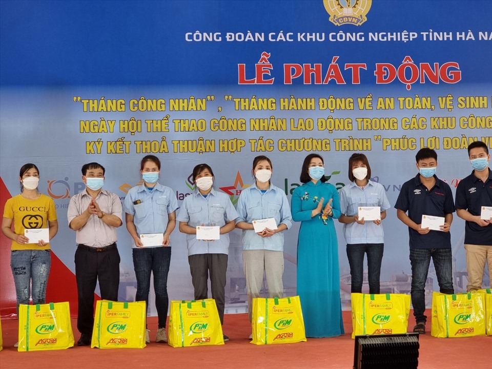Công đoàn các Khu công nghiệp tỉnh Hà Nam trao quà tới công nhân lao động có hoàn cảnh khó khăn.