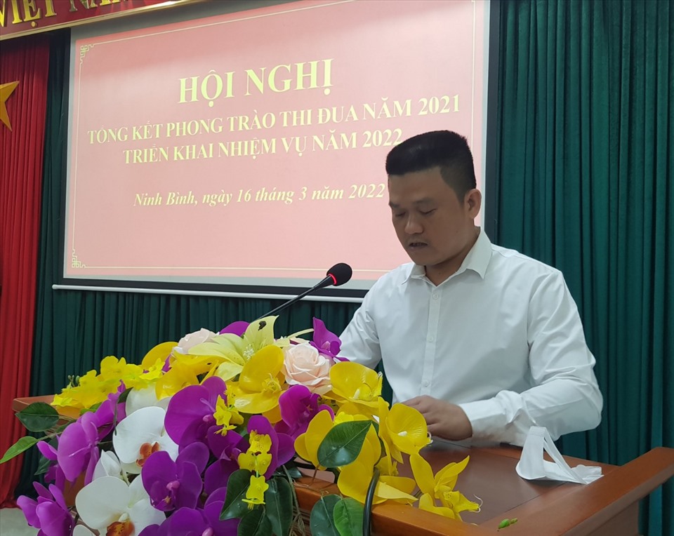 Anh Phạm Văn Trọng (Công ty CP sản xuất ôtô Hyundai Thành Công Việt Nam) giới thiệu về sáng kiến của mình tại Hội nghị tổng kết phong trào thi đua trong CNVCLĐ Ninh Bình năm 2021. Ảnh: NT
