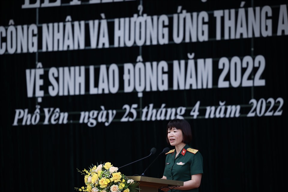 Trung tá Giang Thị Thu Hiền phát động Tháng công nhân và hưởng ứng Tháng an toàn vệ sinh lao động năm 2022. Ảnh: Hải Nguyễn