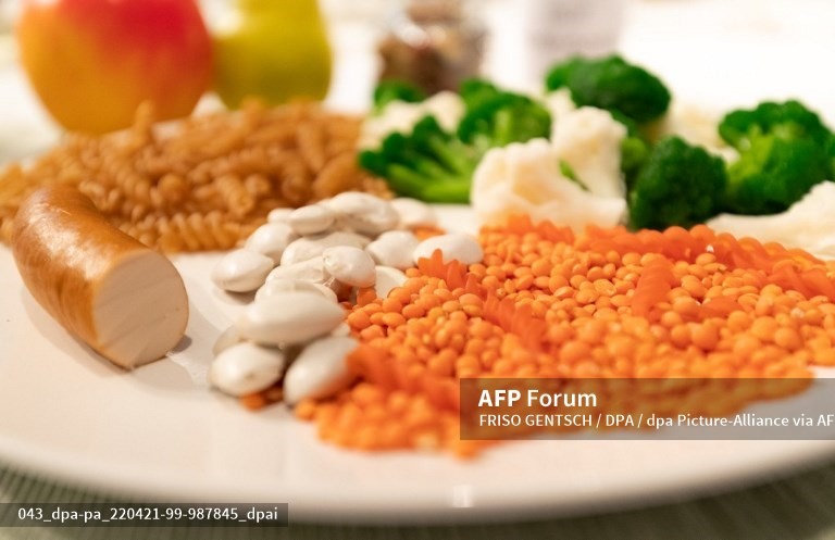 Một bữa ăn đầy đủ dinh dưỡng kết hợp với chế độ luyện tập hợp lí là cách giảm cân hiệu quả nhất. Ảnh: AFP