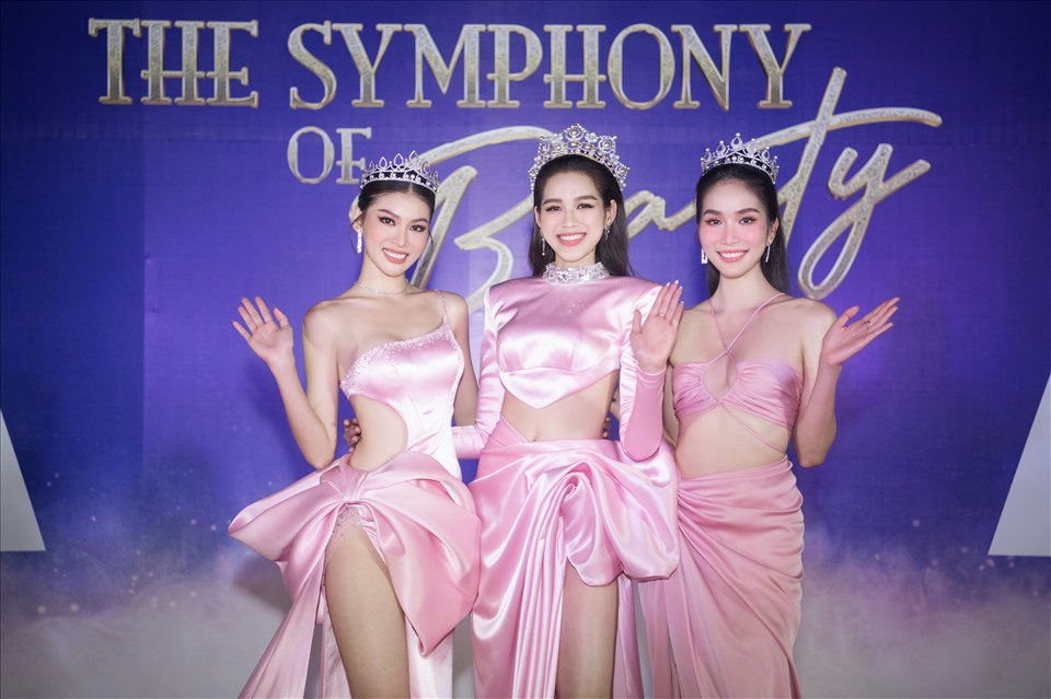 Top 3 Hoa hậu Việt Nam 2020 hội ngộ với những bộ váy cùng tông hồng ngọt ngào. Á hậu Ngọc Thảo và Á hậu Phương Anh cũng không kém cạnh khi diện đầm cắt xẻ táo bạo. Ảnh: SV.