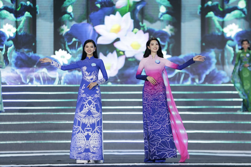 Các thí sinh Miss World Việt Nam thướt tha trong tà áo dài truyền thống. Ảnh: SV.