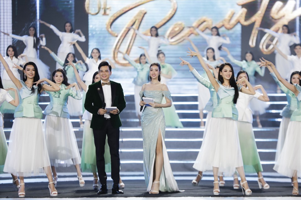 Hoa hậu Đỗ Mỹ Linh và  MC Danh Tùng “cầm trịch” đêm chung khảo Miss World Việt Nam. Ảnh: SV.