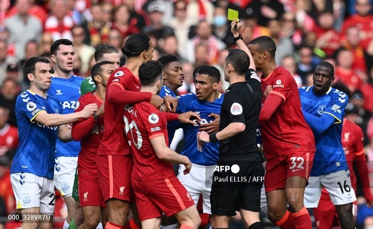 Trận derby Merseyside có thừa sự quyết liệt và những tình huống căng thẳng. Ảnh: AFP