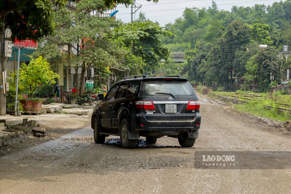 Theo ông Hưng, đến tháng 3.2021, tuyến đường được bàn giao cho TP Lào Cai quản lí và đầu tư nâng cấp. Tuy nhiên đang trong quá trình thi công thì hết vốn nên dự án tạm dừng. Dự án đang được bổ sung thêm một số hạng mục, dự kiến hoàn thành vào tháng 9.2022” - ông Hưng cho biết thêm.