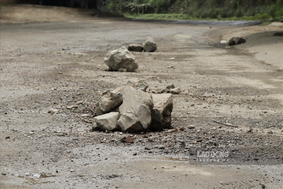 Nên nhiều gia đình đành phải đặt những hòn đá trước nhà để tránh xa đoàn xe tải “khổng lồ” kia.