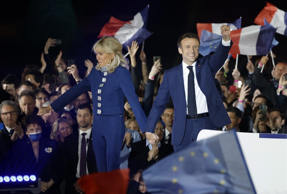 Tổng thống Emmanuel Macron và Đệ nhất phu nhân Brigitte Macron ăn mừng chiến thắng. Ảnh: AFP