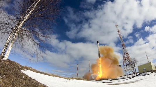 Tên lửa Sarmat có khả năng mang một số phương tiện lượn siêu thanh Avangard. Ảnh: Bộ Quốc phòng Nga