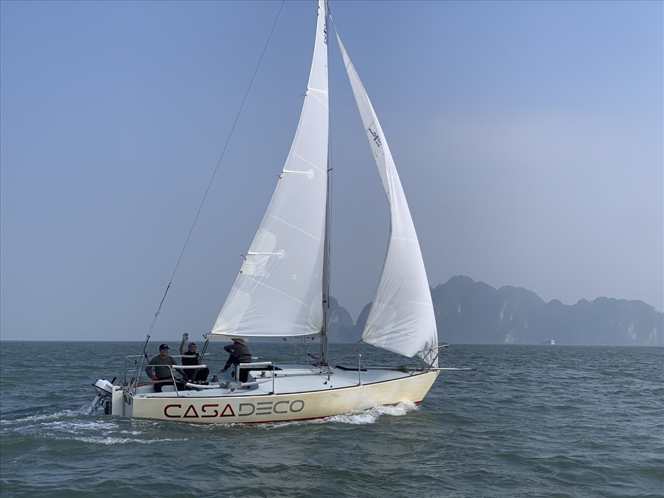 Những cánh buồm trắng “phượt” trên vịnh Hạ Long đem lại cảm quan sinh động với người dân và du khách đến Hạ Long (Quảng Ninh).