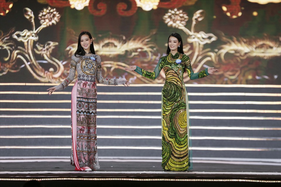 Lê Nguyễn Bảo Ngọc (trái) là cô gái đầu tiên giành vé vào top 20 nhờ chiến thắng phần thi “Người đẹp thời trang“. Với chiều cao 1m85, cô cũng là một trong những thí sinh nổi bật nhất trong đêm chung khảo Miss World Việt Nam 2022. Ảnh: SV.