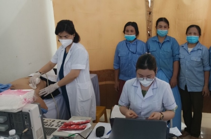 Thăm khám cho các nữ công nhân tại Công ty TNHH Quốc Đại (ở huyện Hoằng Hóa). Ảnh: T.H