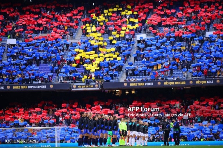 Đây là Nou Camp khi...các cầu thủ nữ của Barcelona thi đấu.  Ảnh: AFP