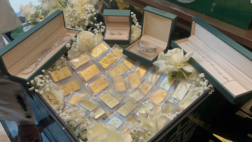 Số vàng và trang sức mà gia đình Lý Bình mang đến hỏi cưới Phương Trinh.