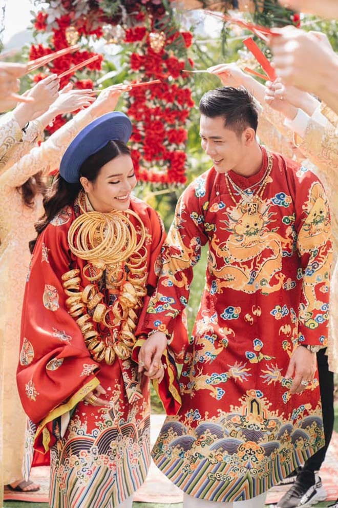 Cô dâu Huyền Trang đeo vàng trĩu cổ.