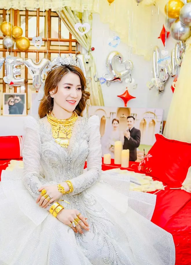 Cô dâu Quỳnh Như gây xôn xao khi đeo vàng kín người.