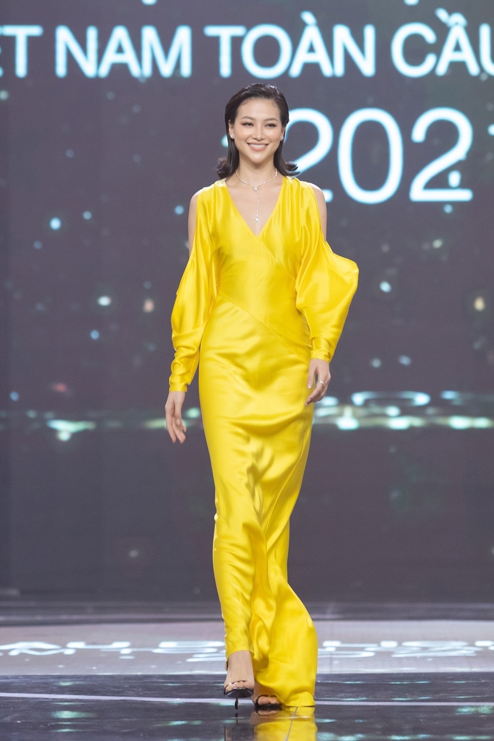 Hoa hậu Phương Khánh chọn thiết kế váy vàng bó sát, khoe vóc dáng thon thả tại sự kiện. Cô gây ấn tượng bởi mái tóc ngắn quyến rũ. Trước đó, người đẹp gây bất ngờ khi hiến mái tóc dài cho bệnh nhân ung thư.