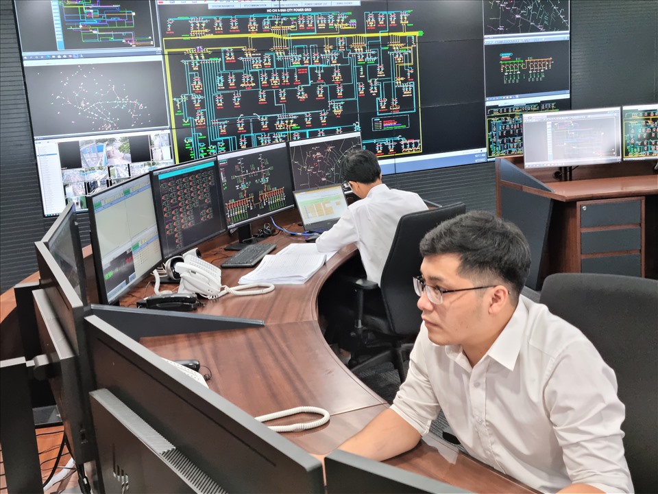 Trung tâm điều khiển 2 của Trung tâm điều độ hệ thống điện thuộc EVNHCMC góp phần nâng cao dịch vụ cung cấp điện cho khách hàng. Ảnh: Nam Dương
