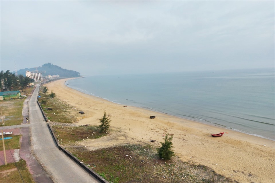 Biển Thiên Cầm là nơi diễn ra lễ khai trương du lịch biển Hà Tĩnh năm 2022 vào tối 30.4, trong đó có màn bắn pháo hoa. Ảnh: Trần Tuấn.