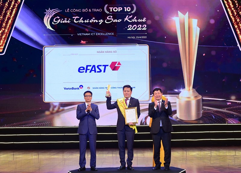 Đại diện VietinBank (đứng giữa) nhận giải thưởng Sao Khuê năm 2022. Ảnh: NH