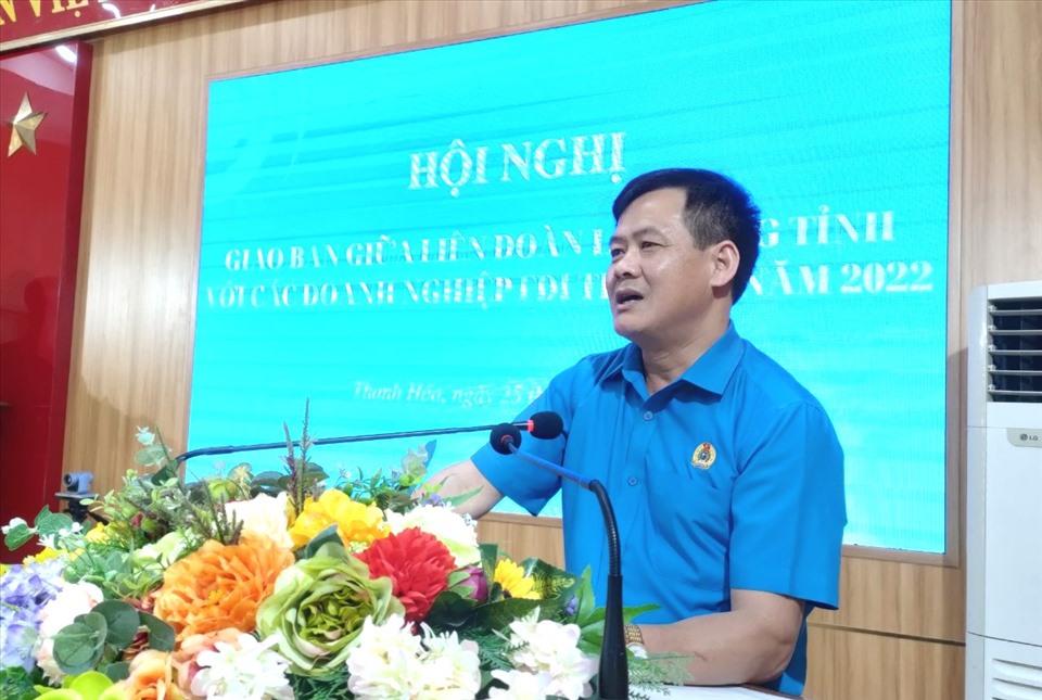 Ông Mai Bá Nam - Phó Chủ tịch LĐLĐ tỉnh Thanh Hóa phát biểu tại hội nghị. Ảnh: Q.D