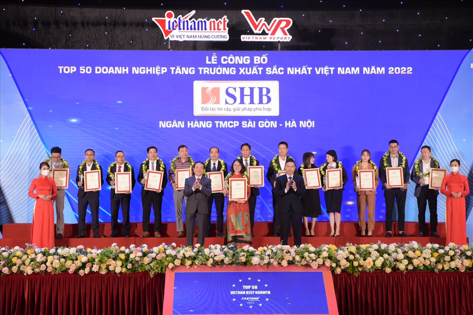 Đại diện Ngân hàng SHB nhận Giải thưởng Top 50 Doanh nghiệp tăng trưởng xuất sắc nhất Việt Nam 2022 (Top 50 Vietnam The Best Growth 2022).