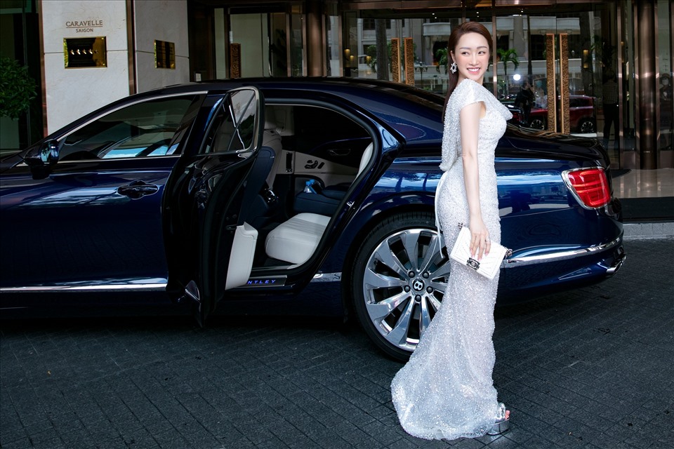 CEO Lý Thùy Chang xuất hiện bên chiếc siêu xe bạc tỉ.