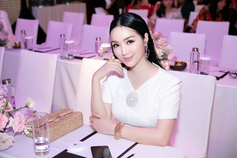 Hoa hậu Giáng My với nhan sắc kiều diễm ở tuổi 51.