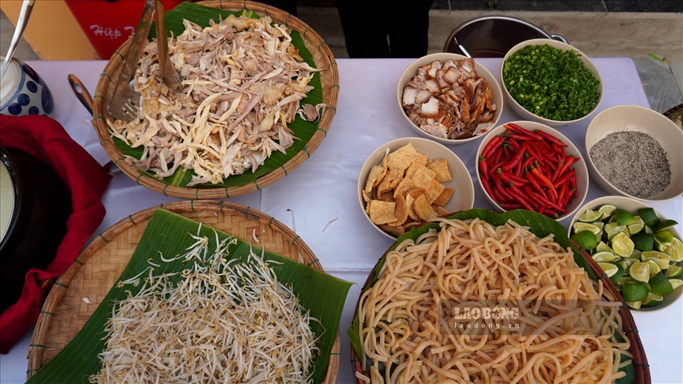 Người dân Thanh Hóa đến đây còn được thưởng thức những món đặc sản của tỉnh Quảng Nam như cao lầu, bánh tổ, bánh canh Hội An...