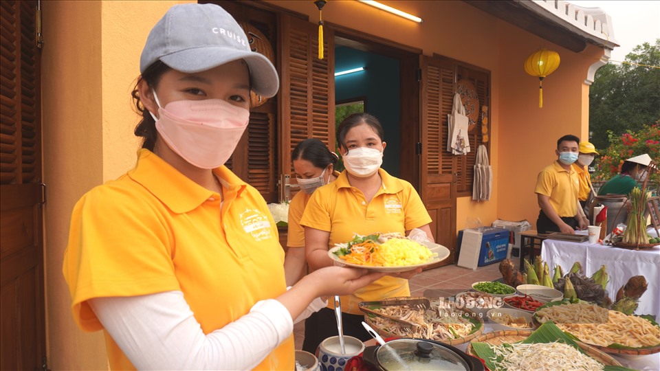 Người dân Thanh Hóa đến đây còn được thưởng thức những món đặc sản của tỉnh Quảng Nam như cao lầu, bánh tổ, bánh canh Hội An...