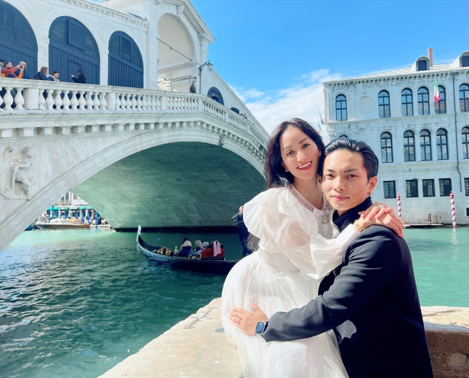 Dù lịch trình bận rộn, Khánh Thi và Phan Hiển vẫn dành thời gian đi thăm thú, thưởng ngoạn thành phố Venice. Ảnh: NVCC.