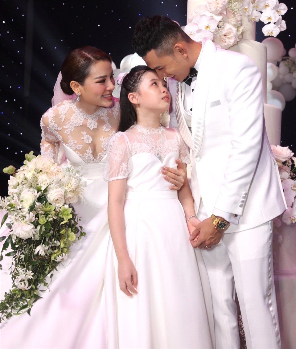 Bé Mia - con gái riêng của Phương Trinh Jolie xuất hiện tại lễ thành hôn của mẹ. Ảnh: Ngôi sao