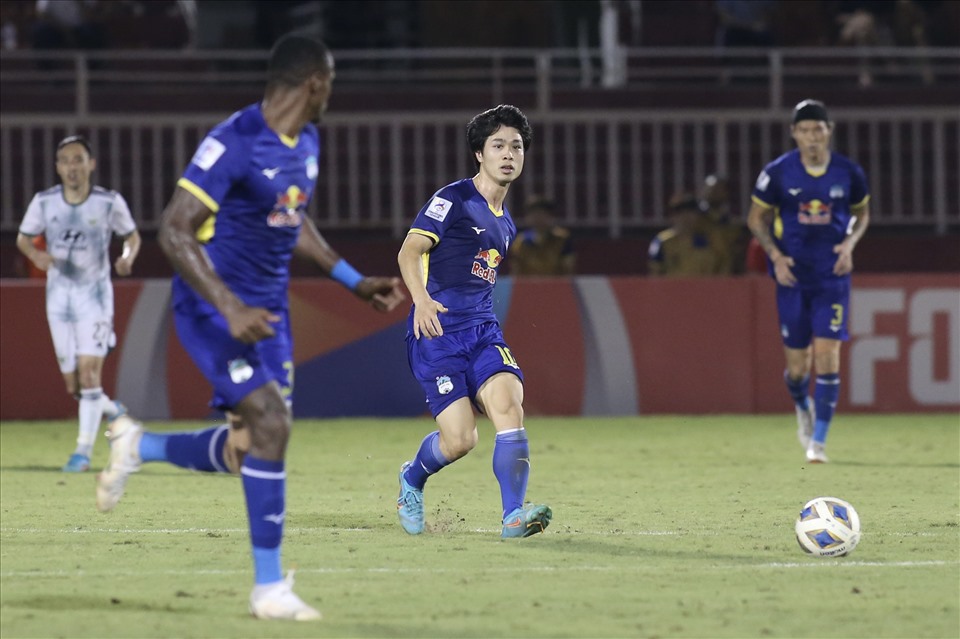 Hoàng Anh Gia Lai bước vào trận đấu vói Jeonbuk trong tâm thế đội “cửa dưới“. Ở trận trước, đoàn quân của huấn luyện viên Kiatisak cũng vừa nhận thất bại 0-1 trước Jeonbuk khi thủng lưới trong những phút bù giờ.