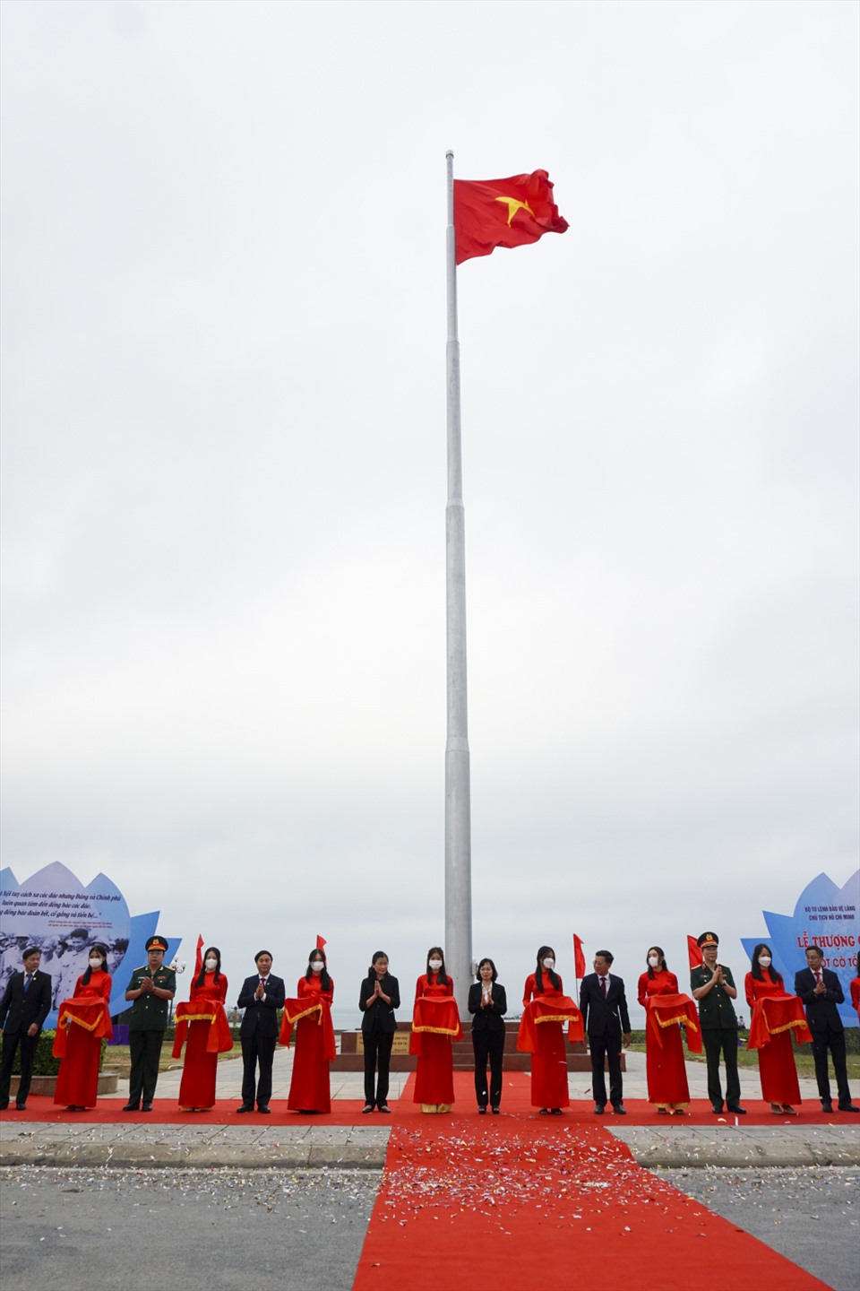 Lễ cắt băng khánh thành Cột cờ chủ quyền trên đảo Cô Tô. Ảnh: Hùng Sơn