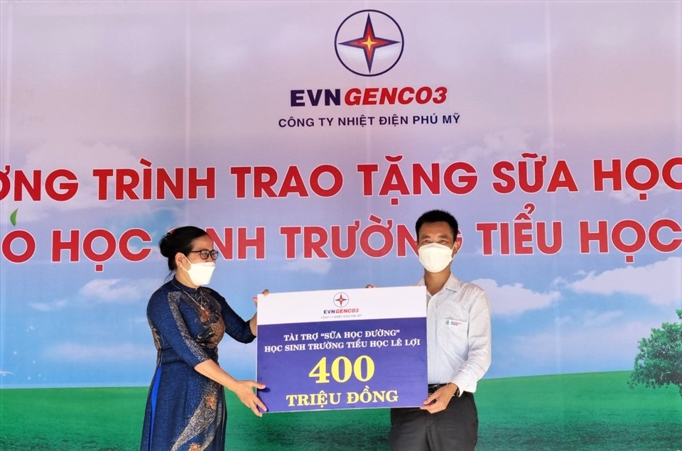 Ông Nguyễn Xuân Hiệp - Phó Giám đốc, Chủ tịch Công Đoàn Công ty Nhiệt điện Phú Mỹ - trao tặng tượng trưng 400 triệu đồng cho đại diện Trường Tiều học Lê Lợi. Ảnh: Nam Dương