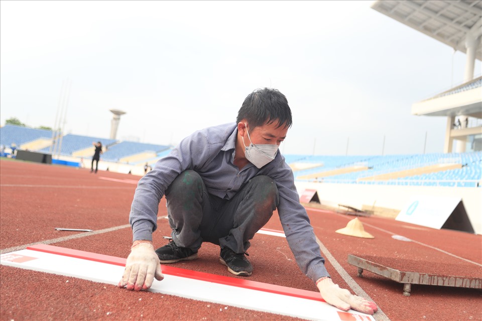 Ngoài ra, đường piste cũng đang được công nhân vẽ lại vạch vôi để chuẩn bị cho các môn thi đấu.