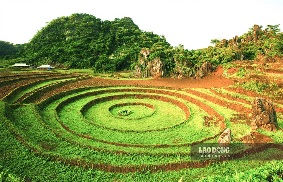 Khu ruộng bậc thang với các vòng tròn đồng tâm ở xã Huổi Só là một “thiết kế” rất độc đáo và đã trở thành thắng cảnh thu hút sự quan tâm của nhiều du khách.