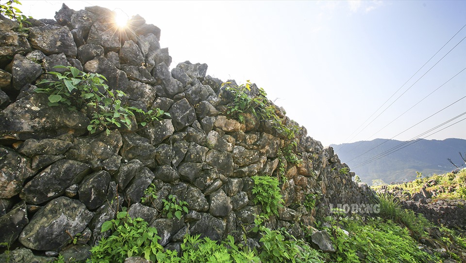 Hay du khách cũng có thể khám phá cao nguyên đá Tả Phìn, trong đó có di tích Thành Vàng Lồng nổi tiếng được xây dựng hoàn toàn bằng đá.
