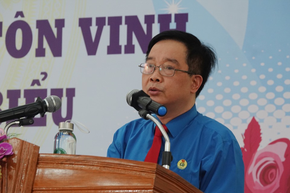 Ông Hoàng Văn Đức - Phó Chủ tịch Công đoàn ngành NNPTNT Hà Tĩnh trình bày diễn văn lễ phát động. Ảnh: TT.