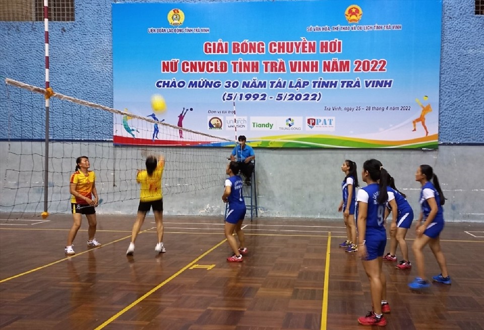 Một trận thi đấu tại Giải bóng chuyền hơi nữ CNVCLĐ tỉnh Trà Vinh năm 2022.