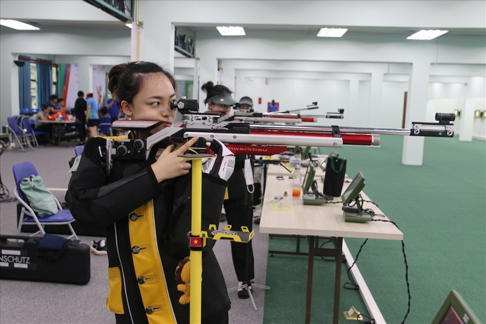 Xạ thủ trẻ Thanh Thảo được kỳ vọng sẽ toả sáng tại SEA Games 31. Ảnh: Minh Đức