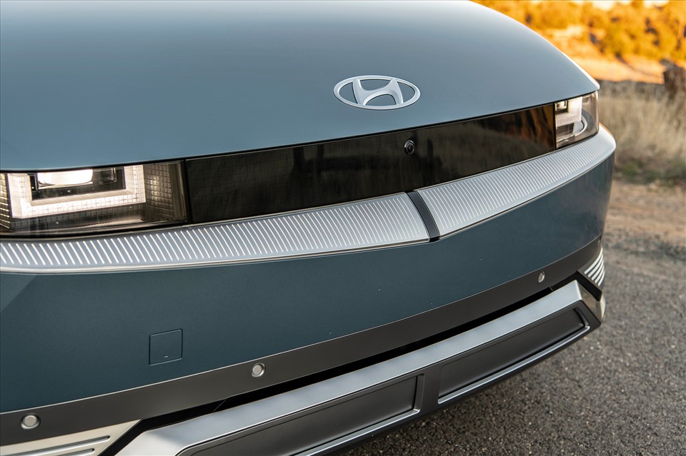 Điểm nhấn của IONIQ 5 là thiết kế Parametric Pixel với cụm đèn chiếu sáng trước sau theo phong cách pixels với các ô vuông ánh sáng. Cụm các chi tiết này xuất hiện trên hầu hết các khu vực chiếu sáng của xe: đèn trước, đèn sau, đèn báo mức năng lượng khi sạc,… Parametric Pixel sẽ là điểm nhận dạng thương hiệu của IONIQ so với các mẫu xe khác của Hyundai Motor cũng như các mẫu xe điện khác.