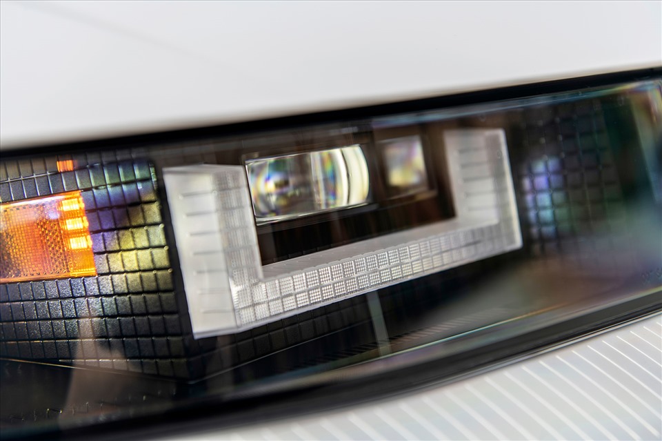 Cụm các chi tiết này xuất hiện trên hầu hết các khu vực chiếu sáng của xe: đèn trước, đèn sau, đèn báo mức năng lượng khi sạc,… Parametric Pixel sẽ là điểm nhận dạng thương hiệu của IONIQ so với các mẫu xe khác của Hyundai Motor cũng như các mẫu xe điện khác.