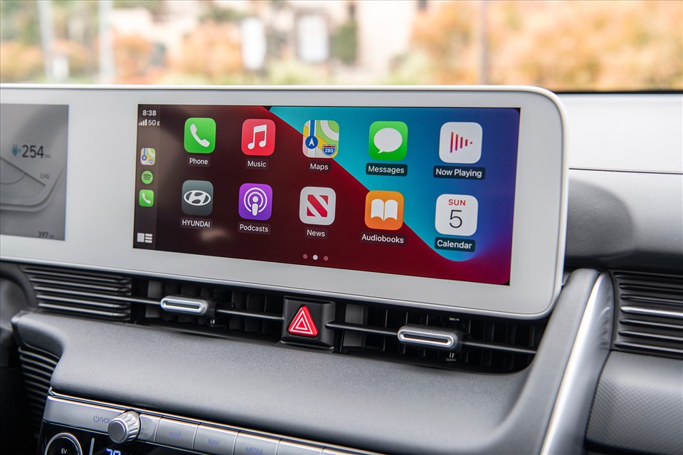 IONIQ 5 trang bị cặp màn hình có kích thước 12,3 inch nối liền: màn hình cảm ứng thông tin và màn hình giải trí, thiết lập đa chức năng. Xe được trang bị hệ thống âm thanh Bose cao cấp cùng các chuẩn hệ thống giải trí thời thượng nhất hiện nay như Android Auto/Apple Carplay cùng với camera 360 độ.