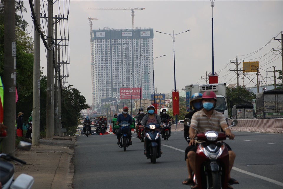 Đáng chú ý có khoảng 10 chung cư cao tầng và nhiều khu dân cư, khu đô thị, siêu thị... mọc lên 2 bên đã tăng thêm lưu lượng người lưu thông trên quốc lộ 13.