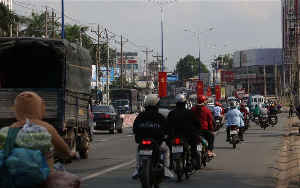 Mật độ phương tiện ngày càng đông khiến quốc lộ 13 mỗi lúc càng trở nên quá tải.