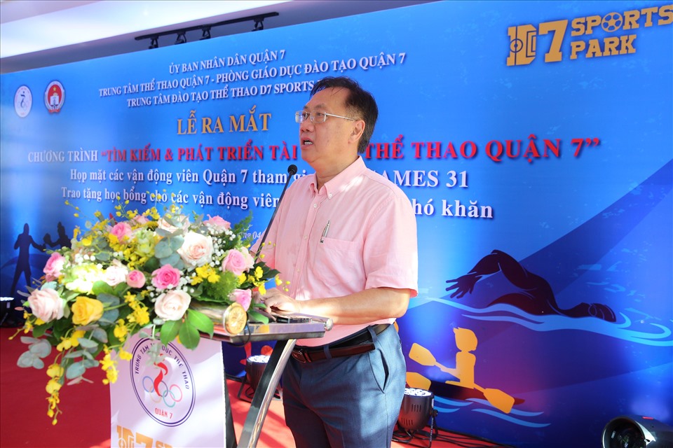 Ông Mai Bá Hùng - Phó giám đốc Sở Văn hóa và Thể thao TPHCM tham dự sự kiện sáng 26.4, bên cạnh MC Quyền Linh cùng các vị khách quý khác. Ảnh: Phương Triều