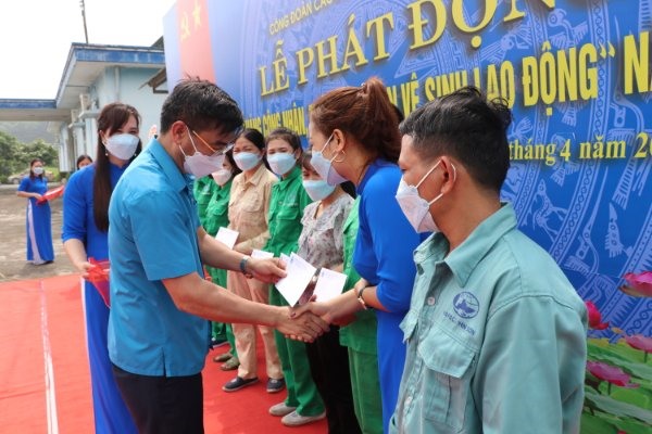 Lãnh đạo LĐLĐ tỉnh Yên Bái trao hỗ trợ cho công nhân lao động có hoàn cảnh khó khăn.