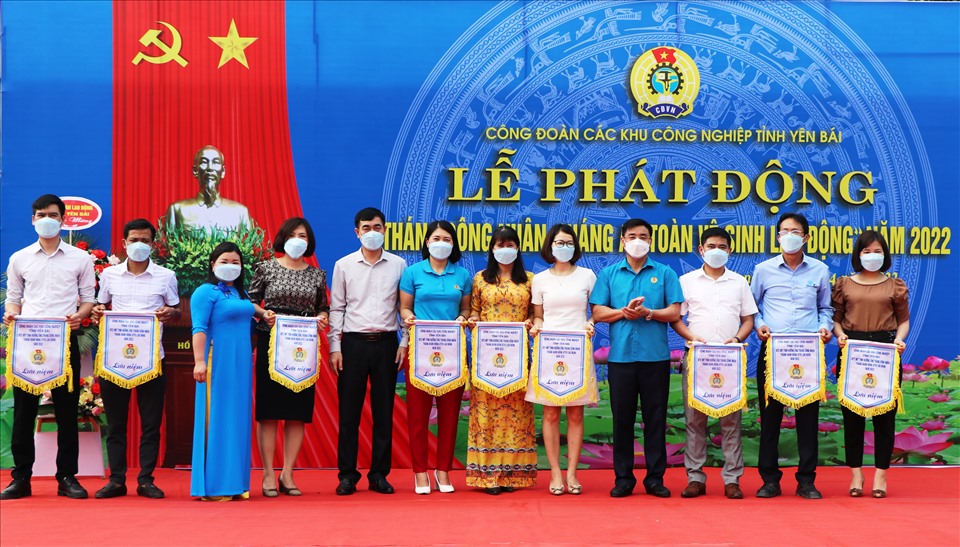 Lãnh đạo LĐLĐ tỉnh Yên Bái cùng lãnh đạo Đảng ủy khối cơ quan và danh nghiệp tỉnh trao cờ, bằng khen của Tổng LĐLĐ Việt Nam, tuyên dương công nhân lao động có thành tích cao trao năm 2021.