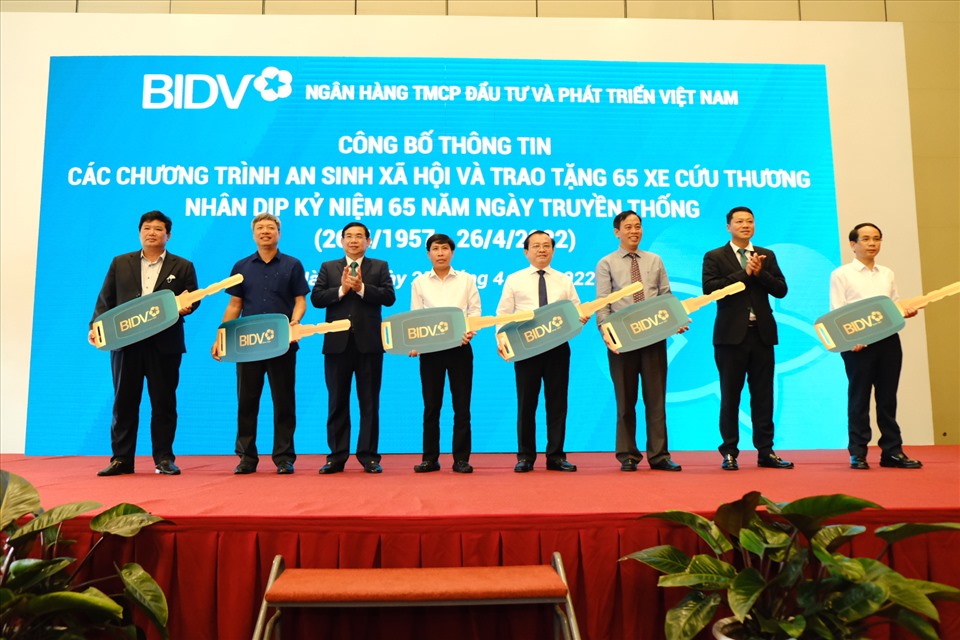 Chủ tịch HĐQT BIDV Phan Đức Tú và Tổng Giám đốc Lê Ngọc Lâm trao biểu trưng xe cứu thương cho đại diện các địa phương